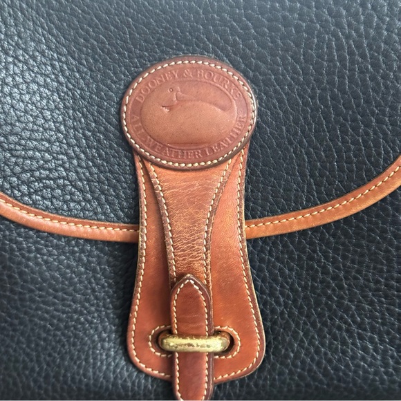 Vintage Dooney and Bourke All Weather Essex Arrowhead Black Leather Crossbody - Picture 2 of 9